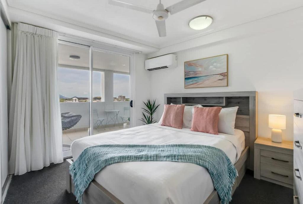 Cairns Central Business District Apartment | "Cairns Sky" A Central Resort-style Retreat