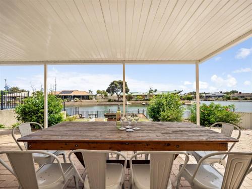 South Yunderup House | Canal viewPrivate JettyFamily-Pet Friendly