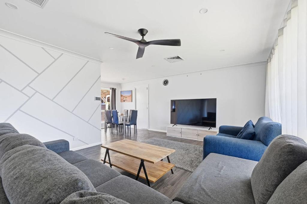 Dubbo House | Canterbury House - Firepit Retreat Near Mall