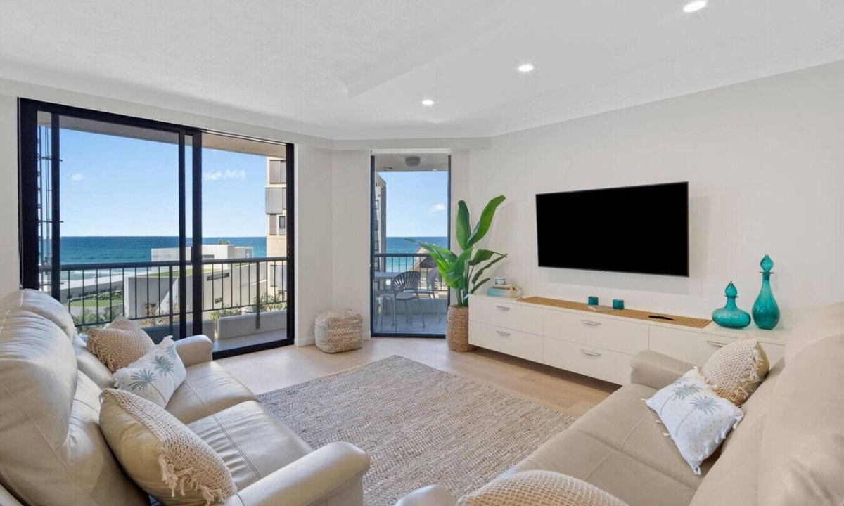 Main Beach Apartment | Carrington Coastal Escape - Views, Wi-fi, Parking