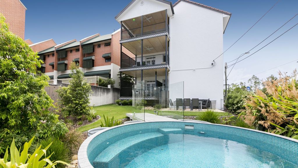Spring Hill Apartment | Carrington Manor, 5 bedrooms per apartment/ One apartment per floor/Sleeps 9.