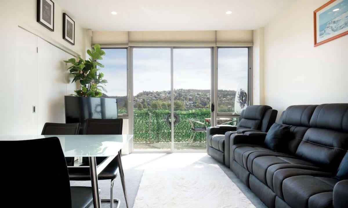 Launceston CBD Apartment | CBD Apartment - Walk to Shops & Attractions