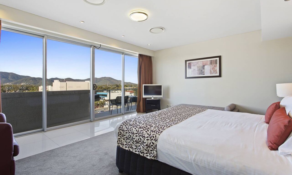 Rockhampton House | CBD Luxury Accommodation