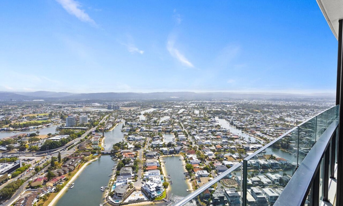 Broadbeach Apartment | Central 1 Bedroom Holiday Unit (No Parking) - Q Stay