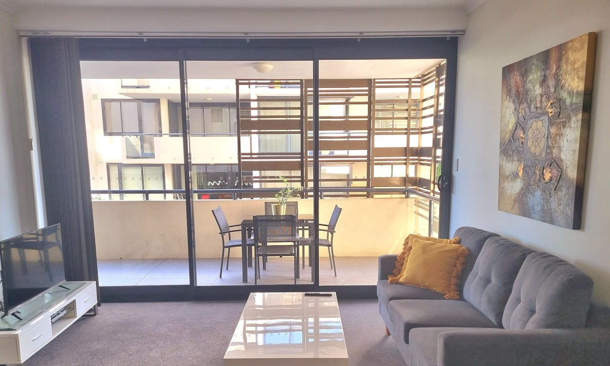 Gladstone Apartment | Central 2 bedroom, 2 bathroom apartment with balcony