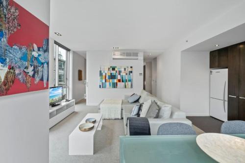 East Melbourne Apartment | Central apt with Parking and Pool