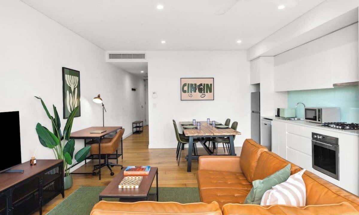 Surry Hills Apartment | Central charming 2 beds with balcony & aircon