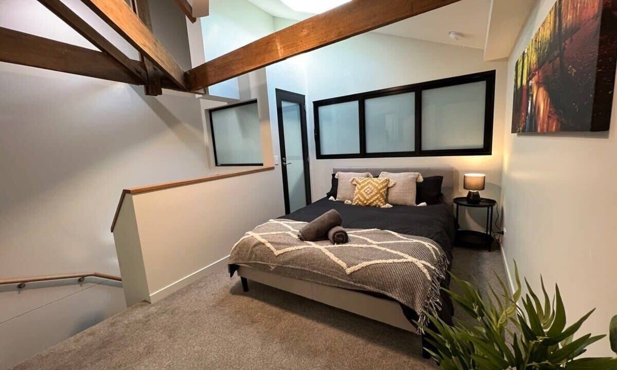 Devonport Apartment | Central Devonport 1 Bedroom Loft Apmnt & Aircon