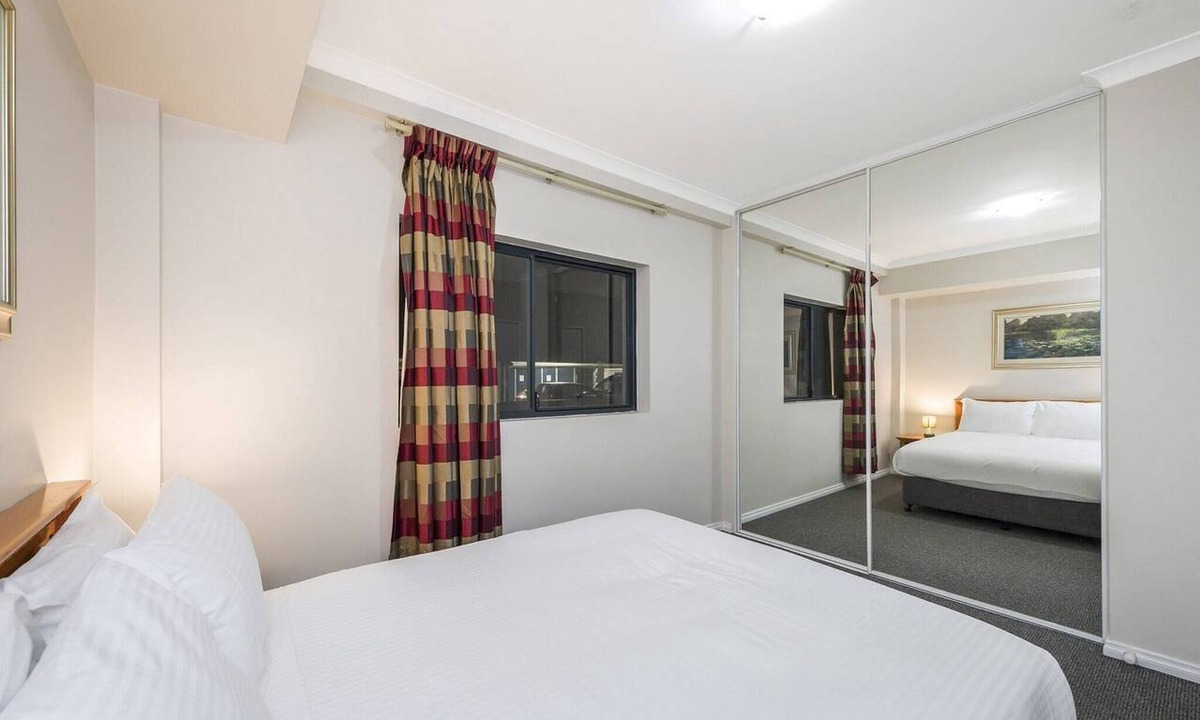East Perth Apartment | Central East Perth Flat with Pool & Gym Access