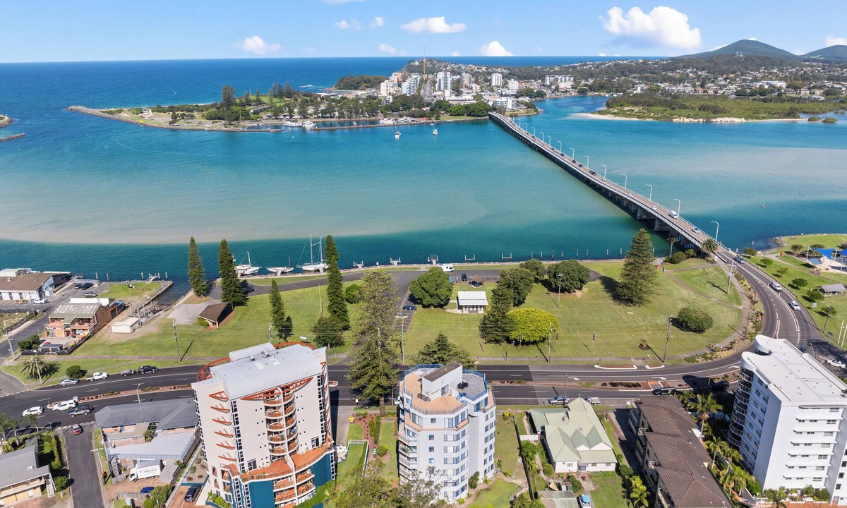 Tuncurry Apartment | Central lakeside location! Walk to splash park, skatepark, playground, rockpool!