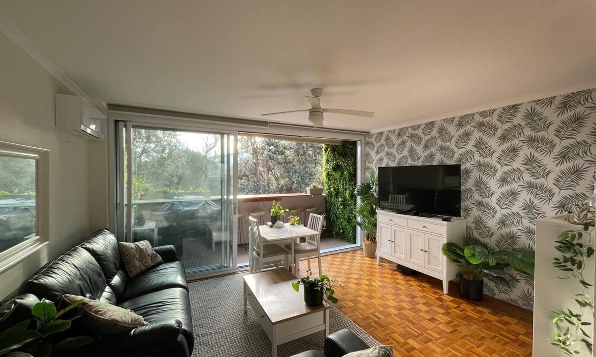 Frankston Apartment | Central Location to beach & shops, quiet, balcony & bar & bar stools. Tree view.