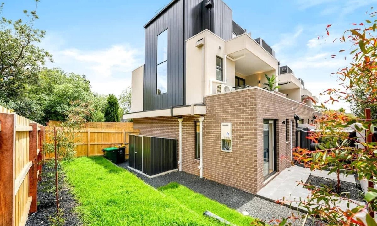Mount Waverley Condo | Central Mount Waverley Townhouse with parking!