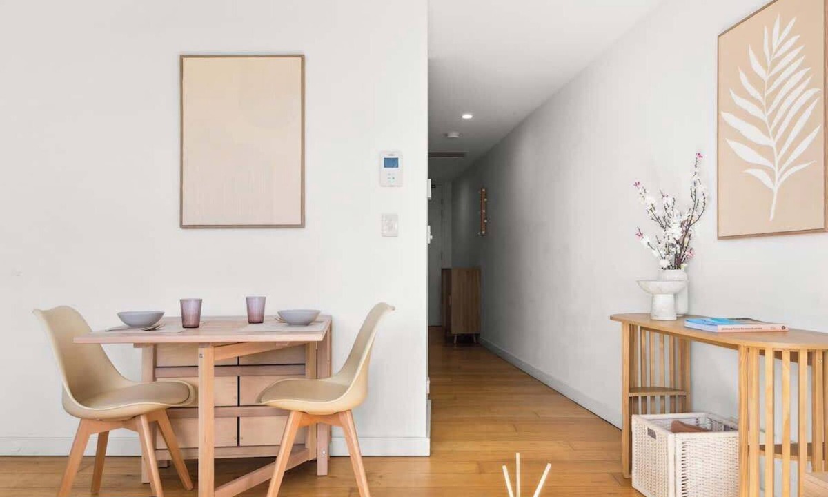 Surry Hills Apartment | Central peaceful 1 bedroom with balcony & aircon
