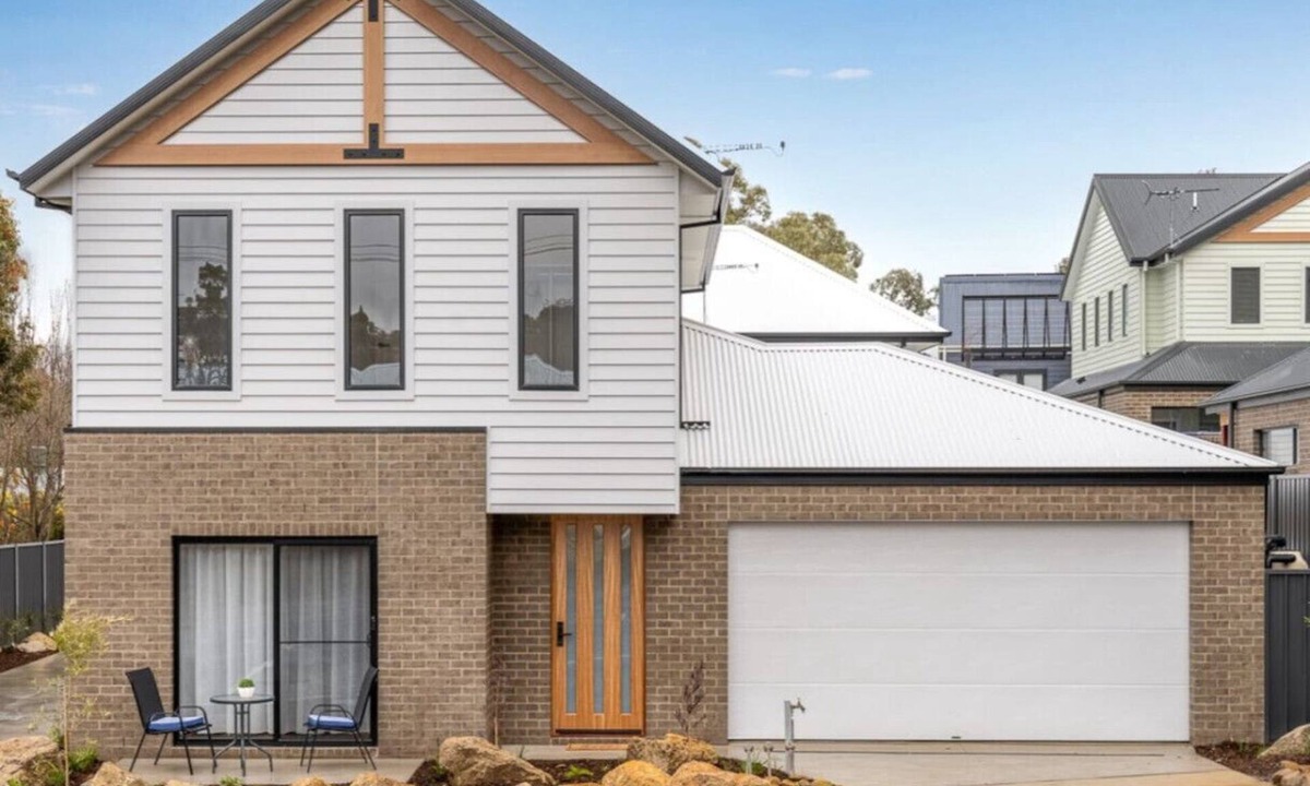 Beechworth Apartment | Central Studio in new townhouse!