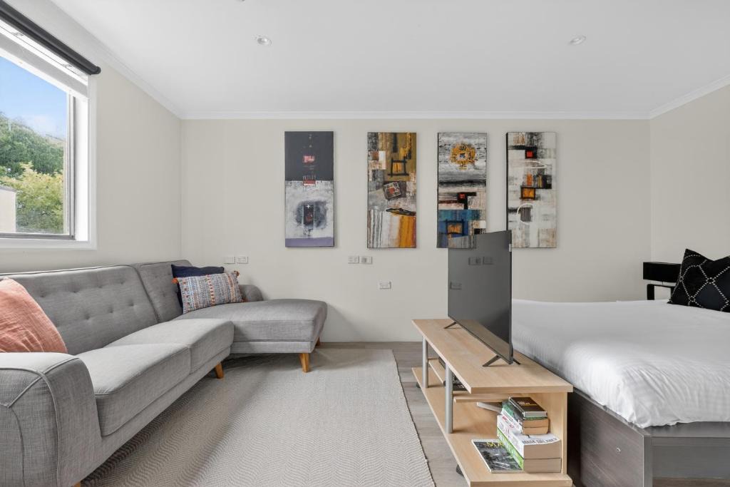Manly Apartment | Central Studio with Pool, Gym Access 2mins Walk Beach