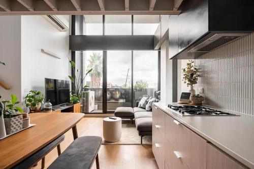 Docklands Apartment | Centrally Located Modern Loft w Free Parking, Infinity Pool, Workspace
