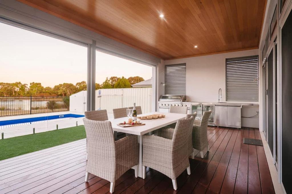 Dunsborough House | Ceol Na Mara - Luxury Pool Escape with Golf Views