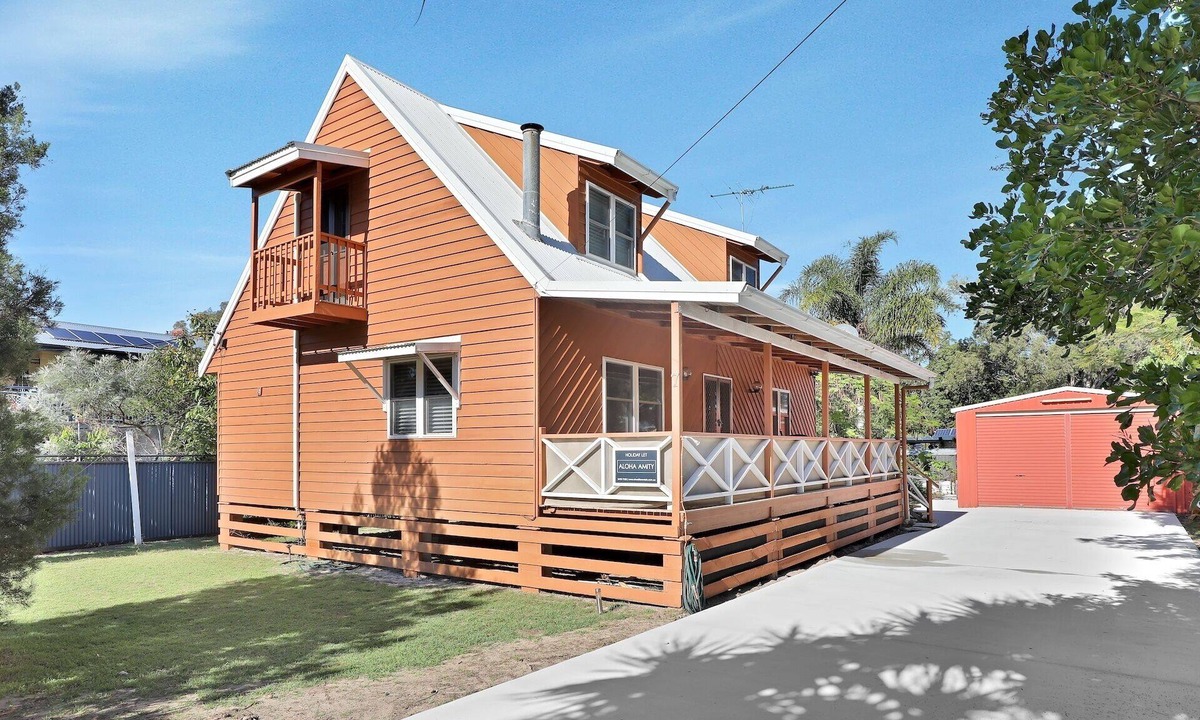 Amity Point House | Chalet style home close to beach