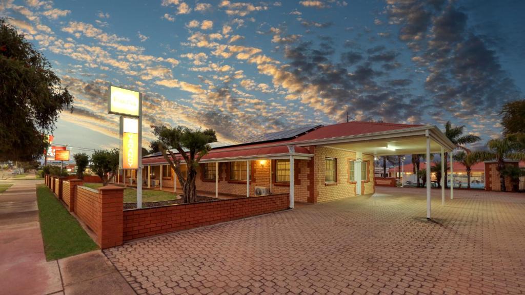 Broken Hill Hotel | Charles Rasp Motor Inn & Cottages