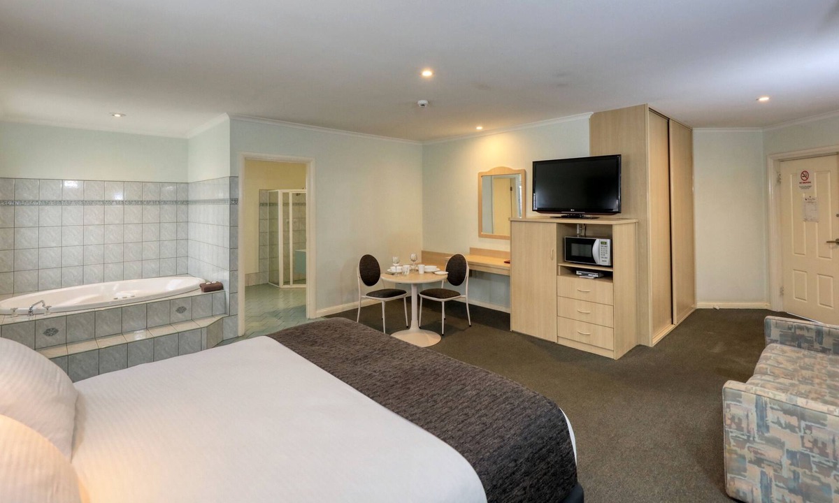 Broken Hill Hotel | Charles Rasp Motor Inn & Cottages