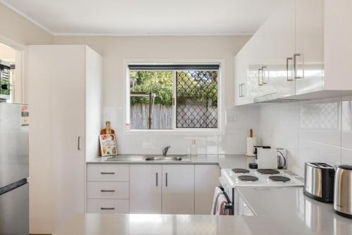 Centenary Heights Apartment | Charm in Leafy Centenary Heights!
