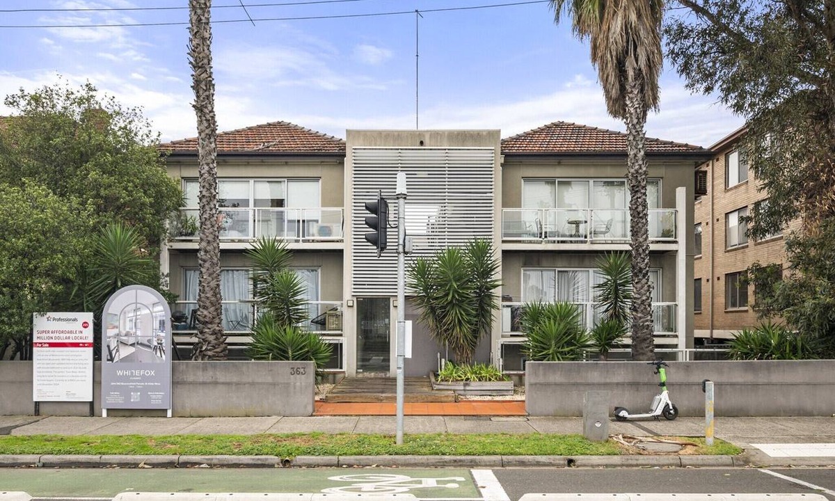 St Kilda West Apartment | Charming 1-Bed with Fireplace by the Beach