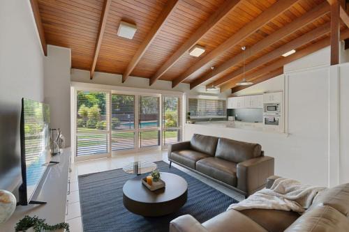 Robertson House | Charming 4BR House with Parking near Sunnybank