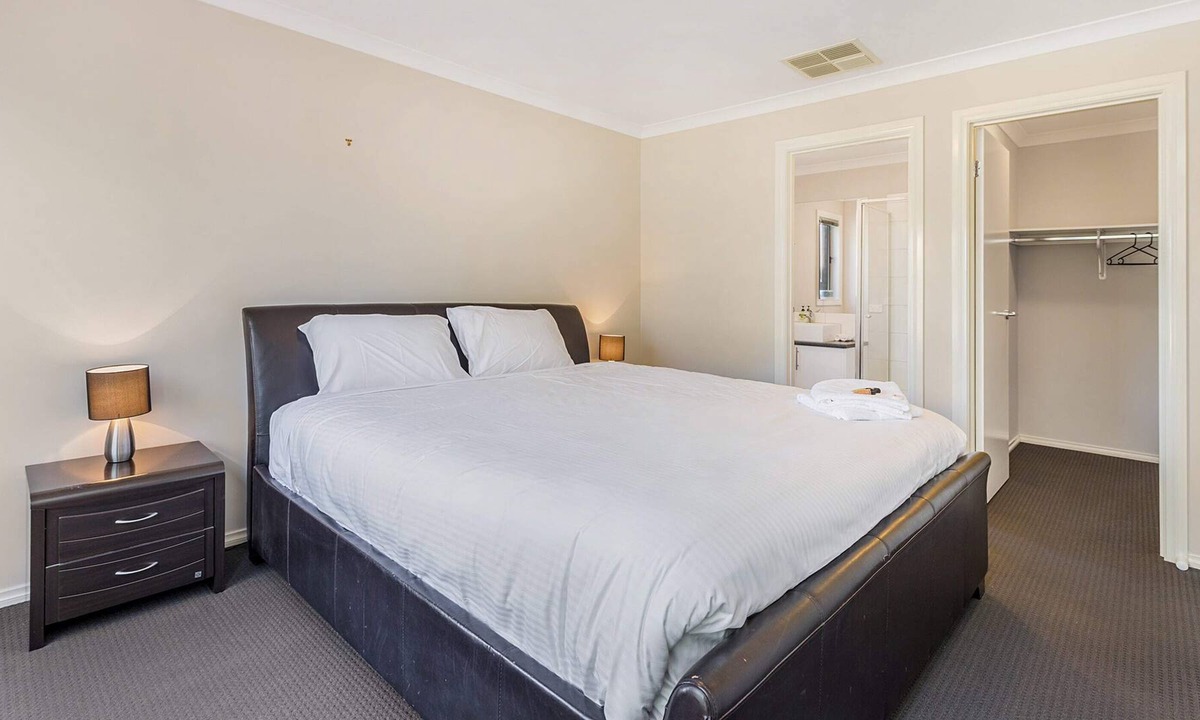 Epsom House | Charming and Upscale Home Free Parking