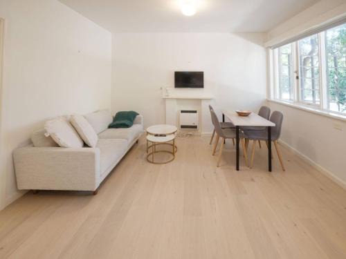 Elwood Apartment | Charming Flat Near Elwood Beach
