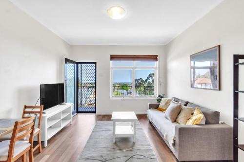 Burnside Apartment | Charming Modern Retreat with Scenic View - Burnside