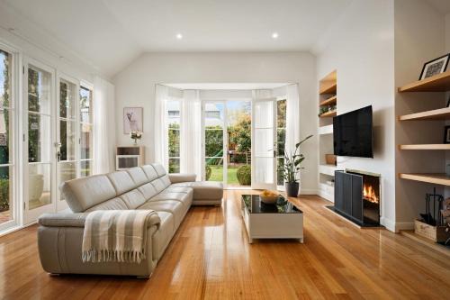 Kew House | Charming Red Brick Estate in Kew 5BR & Playhouse