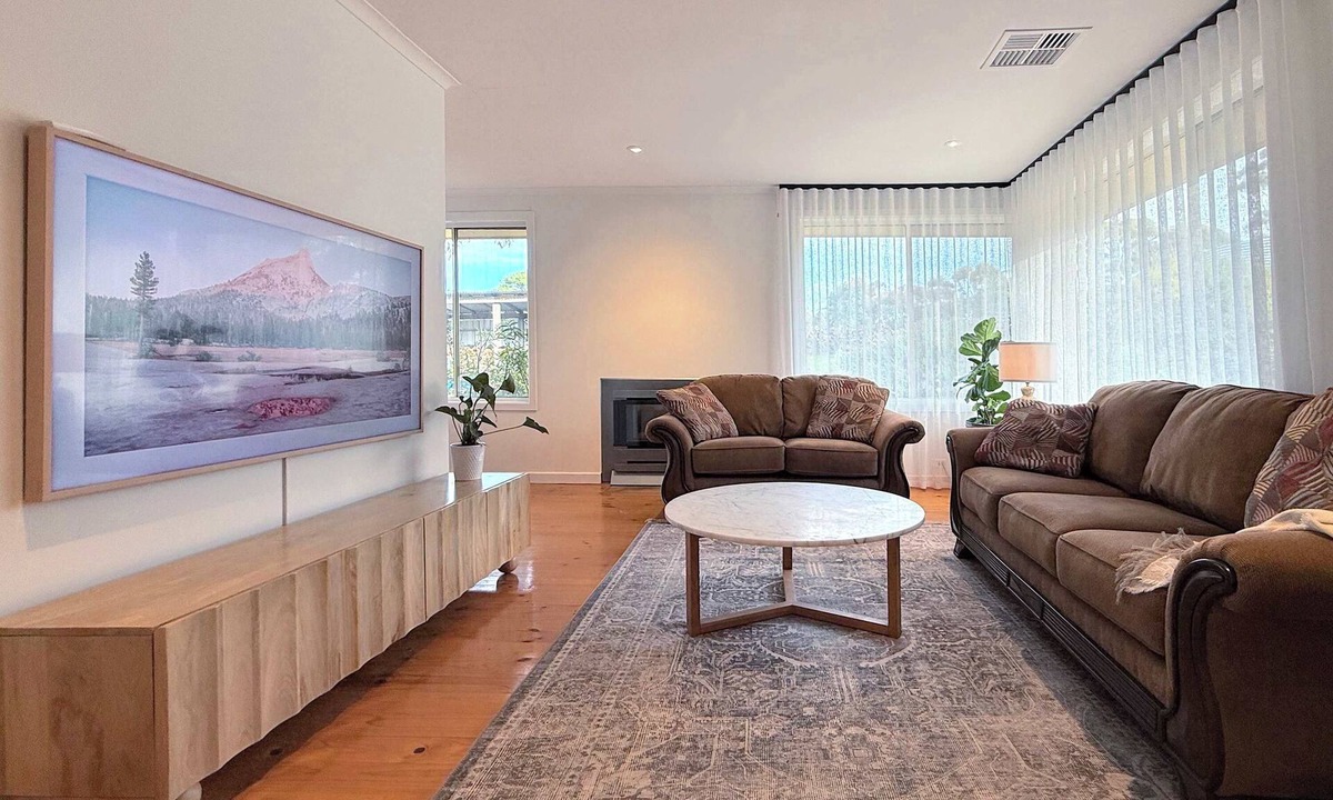 Clarendon House | Charming Retreat Scenic Views Near Wineries