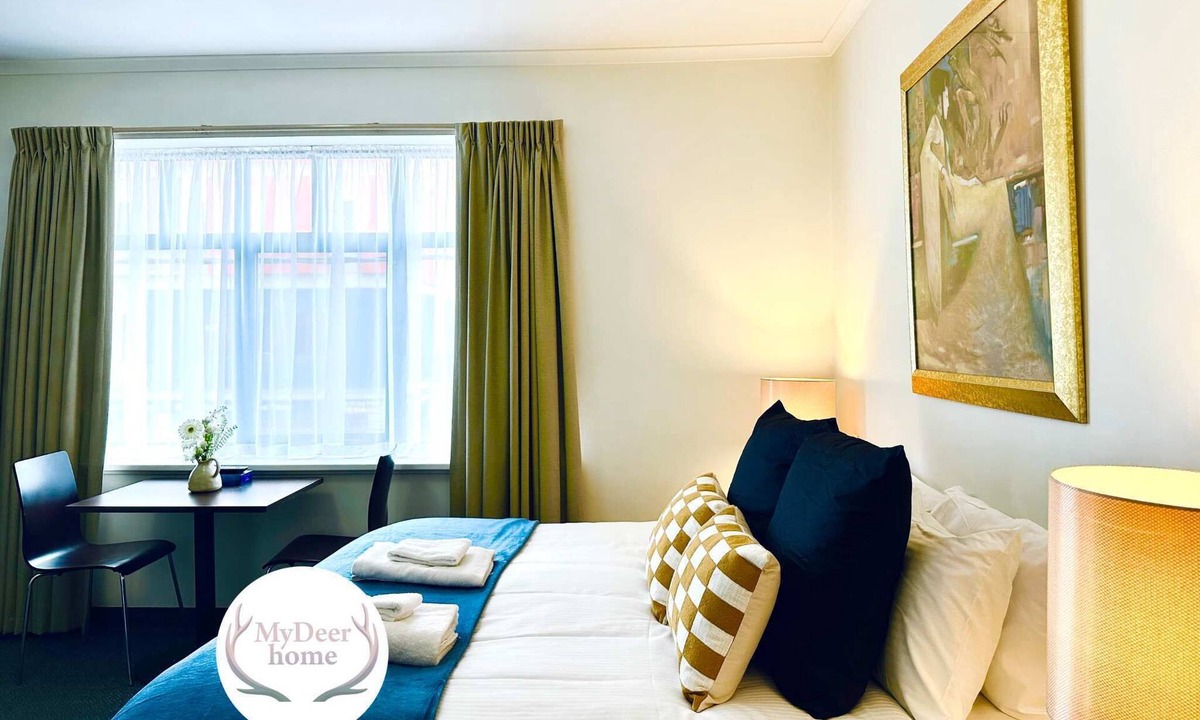 Adelaide Central Business District Apartment | Charming Studio - Adelaide CBD - WiFi - King bed
