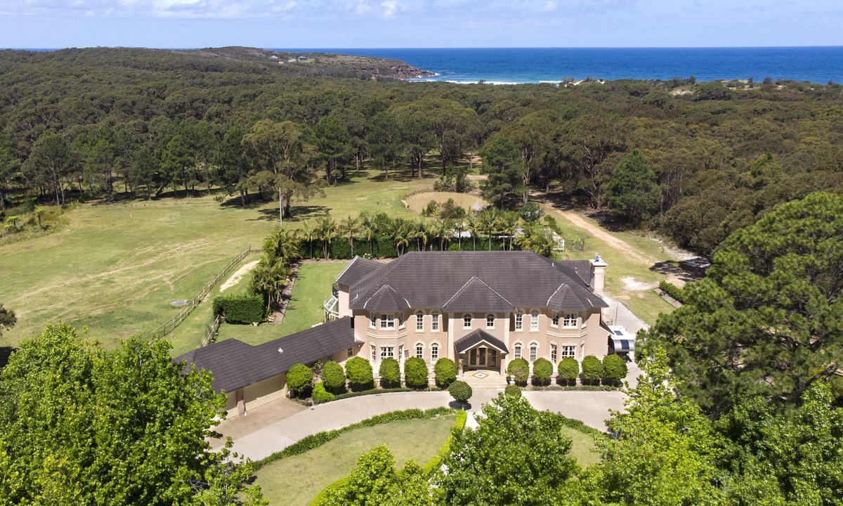 Burrill Lake House | Chateau Morrow - luxurious accommodation with access to the beach