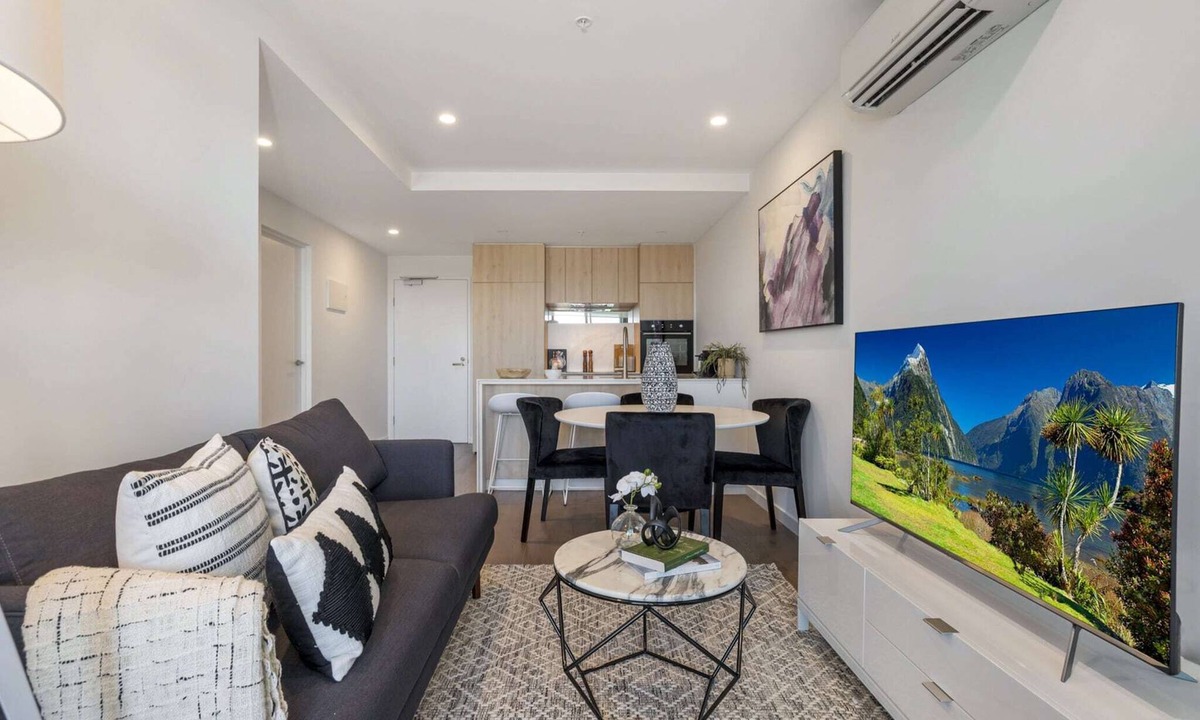 Moonee Ponds Apartment | Chic 1-Bed with Parking, Gym, Pool & City Views
