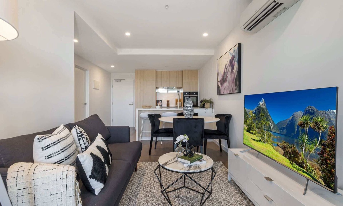 Moonee Ponds Apartment | Chic 1-Bed with Parking, Gym, Pool & City Views