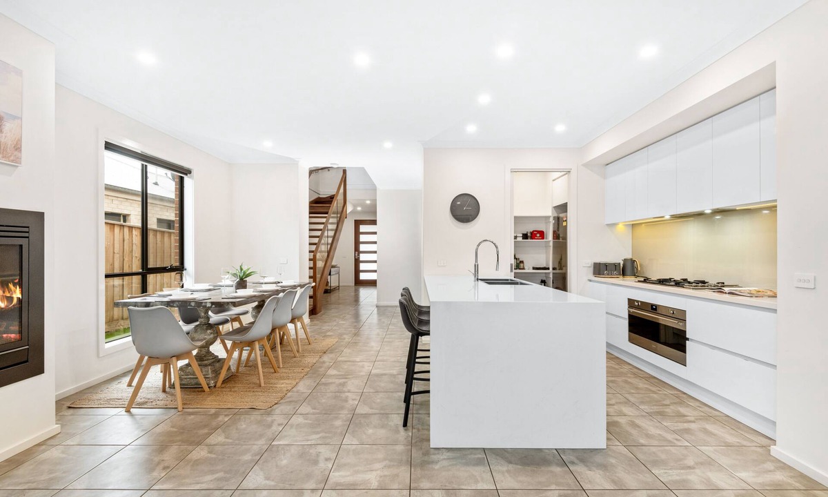 Torquay House | Chic 4 br, 2 storey, ocean view & family friend