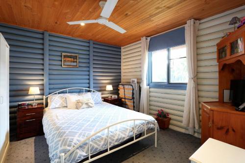 White Beach House | Chloes Cabin Accommodation