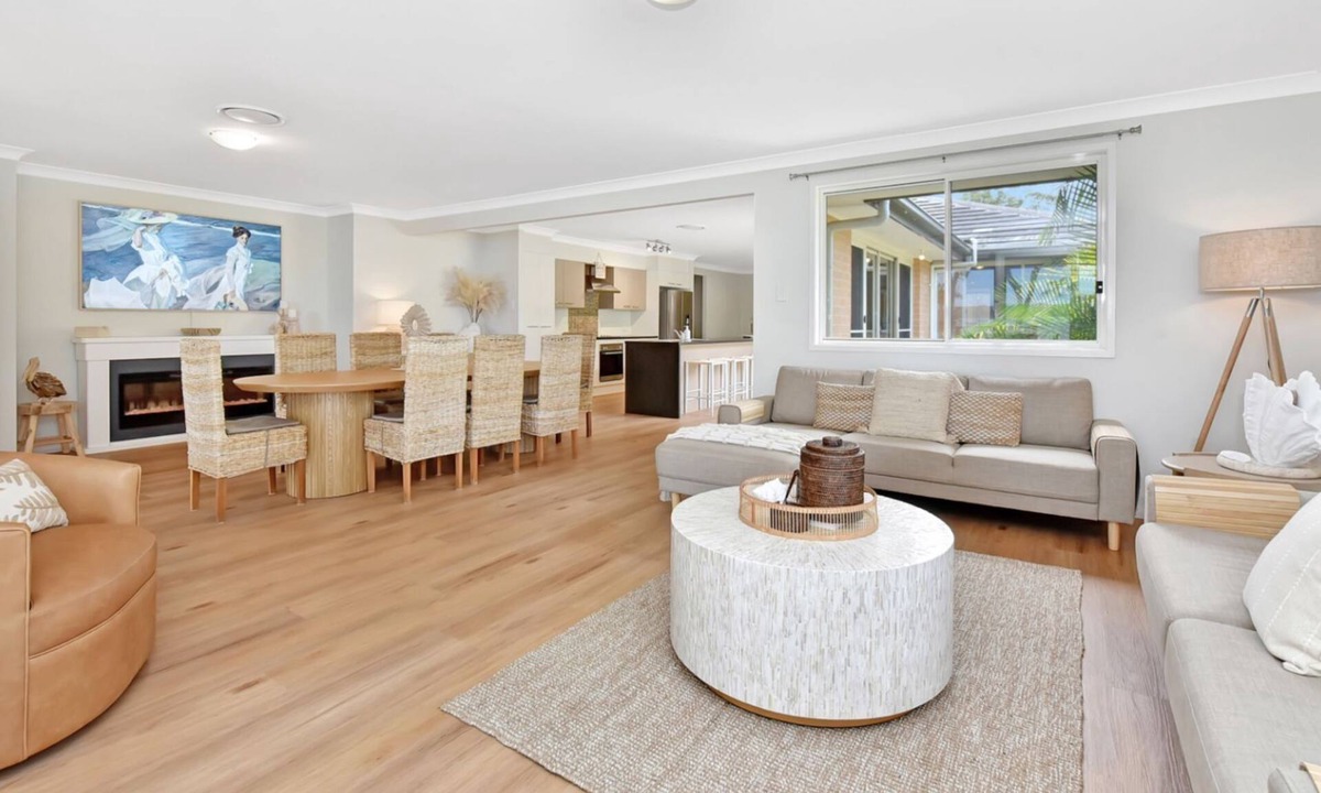 Lake Munmorah House | ChrisTony 3 Bdrm Waterfrnt Cottage