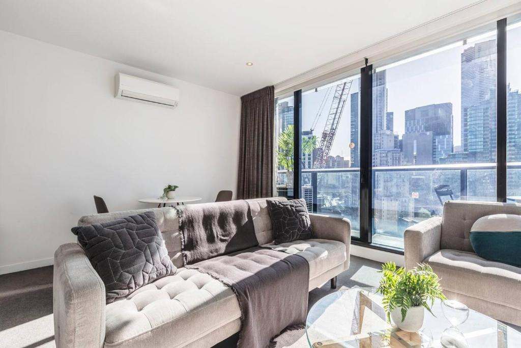 Southbank Apartment | Cityscape Comforts - Stylish Retreat in Melbourne
