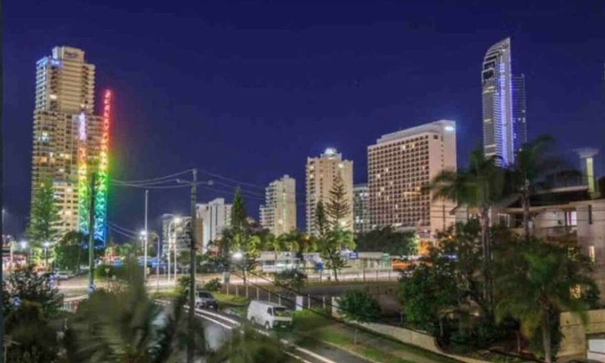 Surfers Paradise Villa | Class and Sophistication in surfers. Walk to beach, Cavil Ave, and the tram!