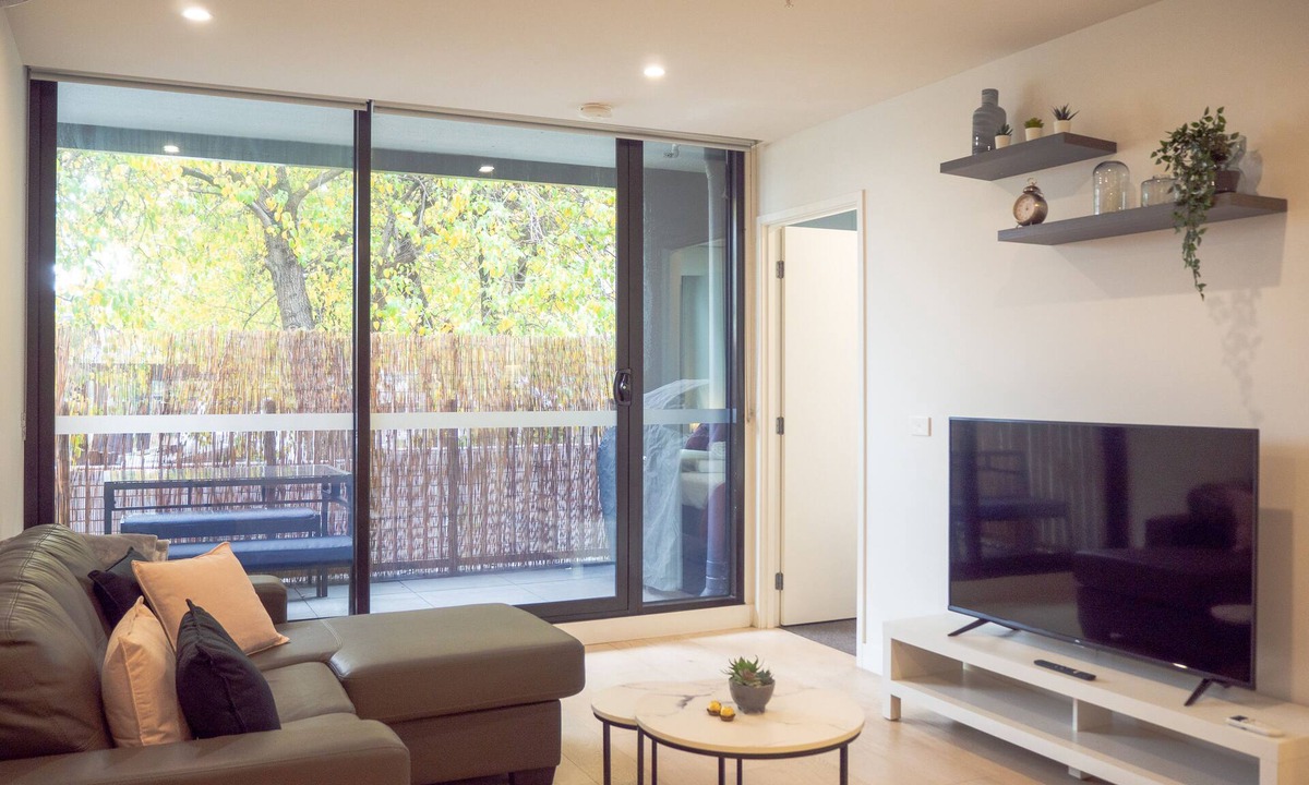 Elsternwick House | Classy & Spacious 2 Bedroom, 2 Bathroom (En Suite)