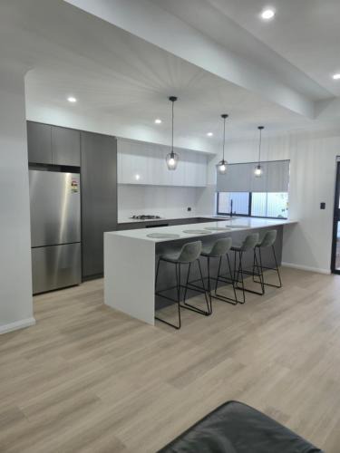 Innaloo House | Coastal Elegance 3BR 2BA Near Beach & City