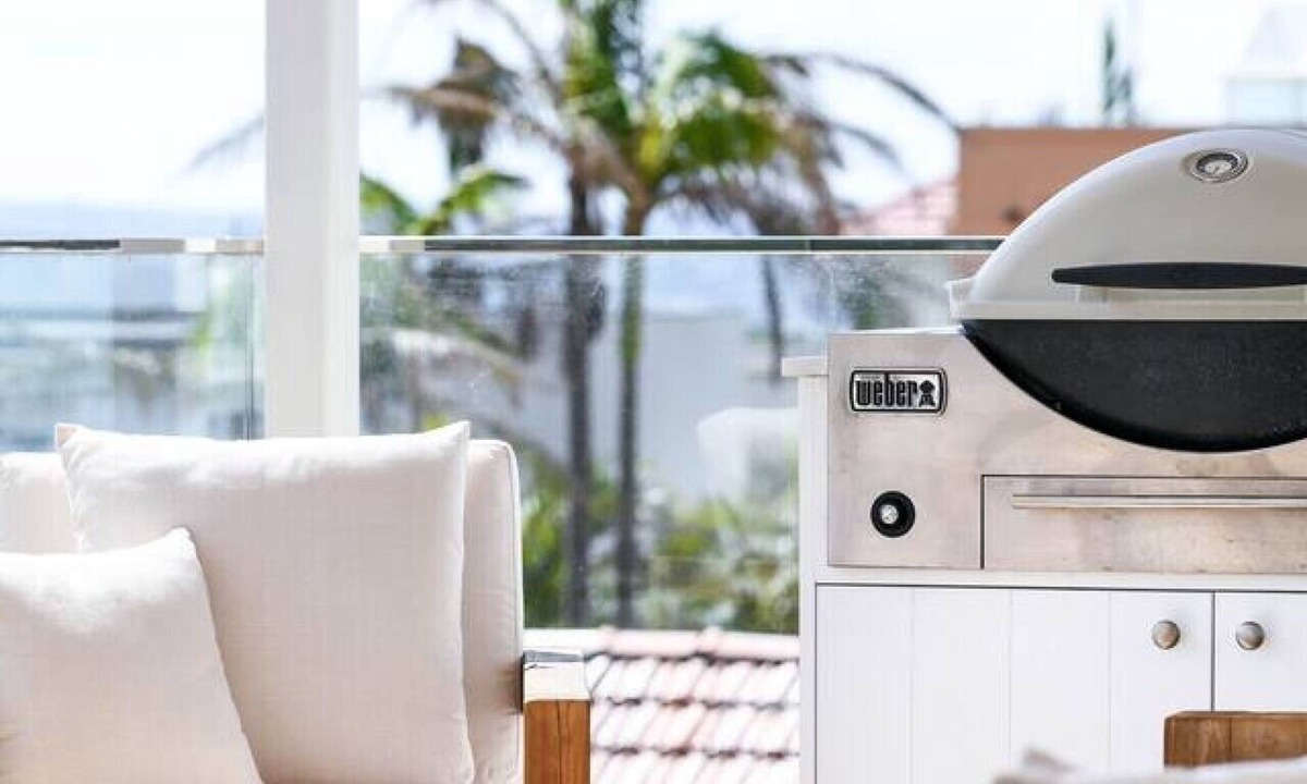 Vaucluse Apartment | Coastal Elegance: Art Deco Charm w Harbour Views