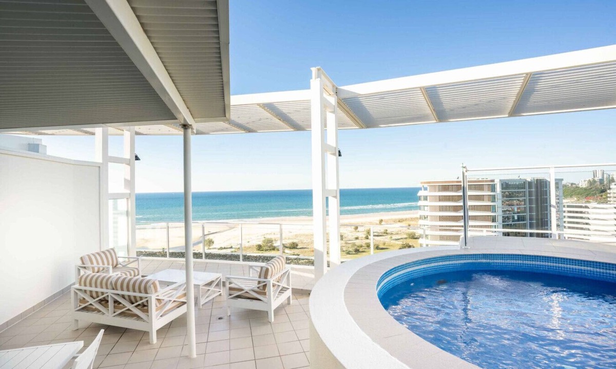 Coolangatta Apartment | Coastal Luxe Penthouse with rooftop pool