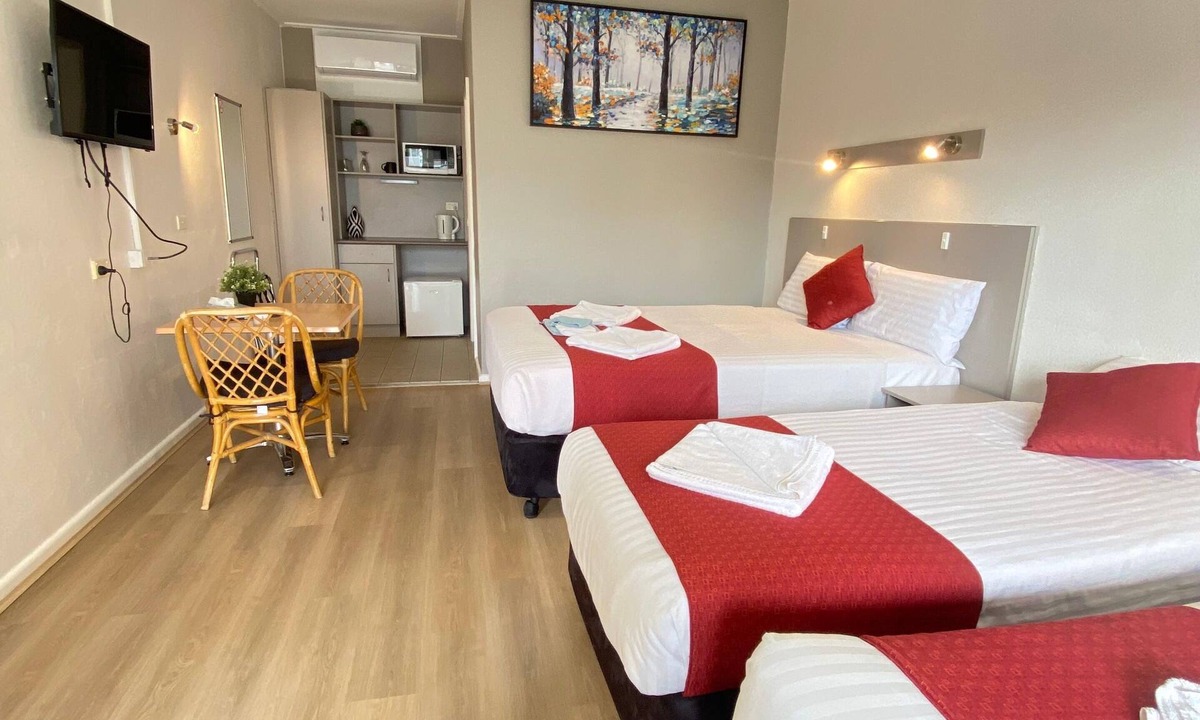 Hay Hotel | Cobb Inlander Motel