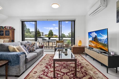 Footscray Apartment | Comfortable 2 Bed Stay with Parking
