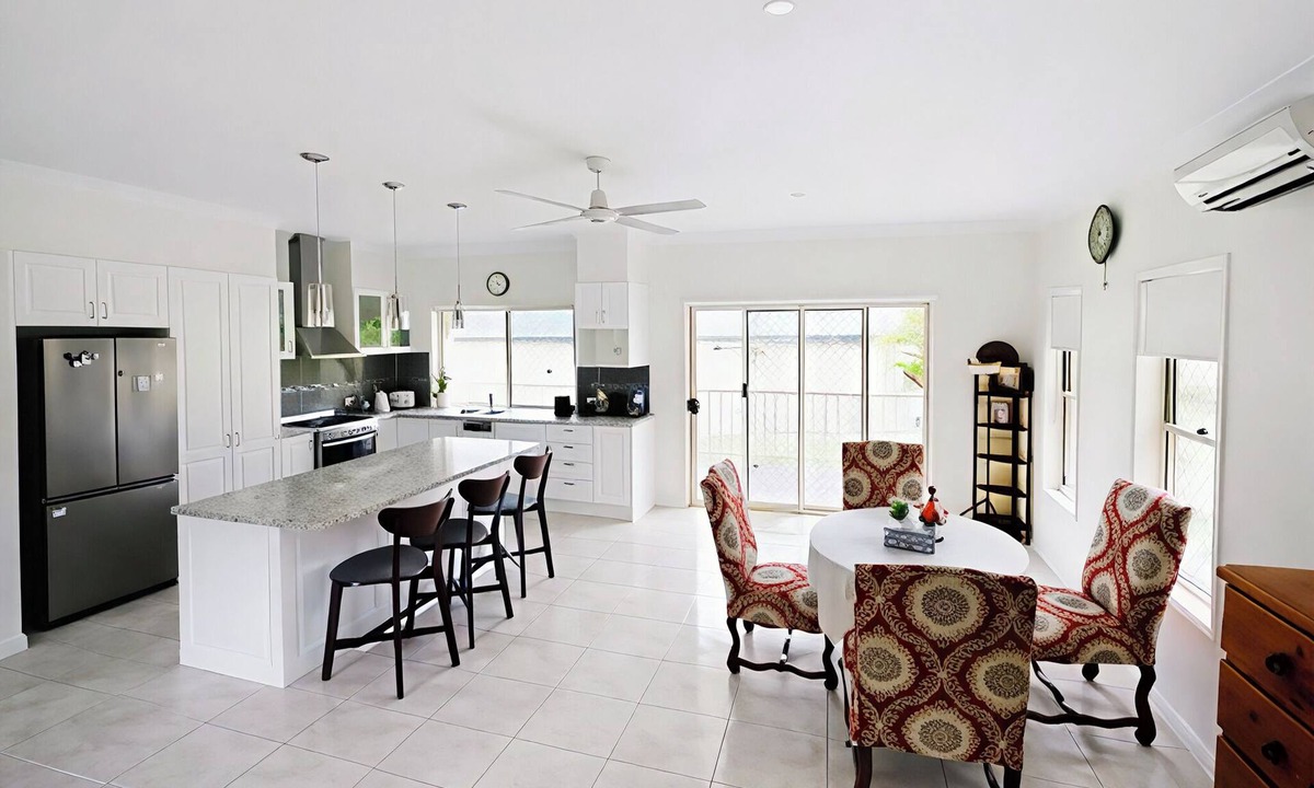 Munruben House | Comfortable 2-Bedroom Unit with A/C, Kitchen, and Large-Screen TV — Plus Parking