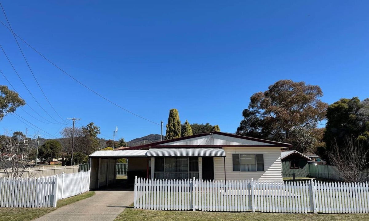 Central Mudgee House | Comfortable 2-Bedroom home “Rest Easy Mudgee”