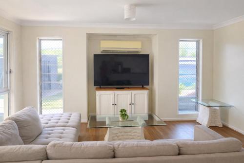 Thornlands House | Comfortable 4 bedroom house